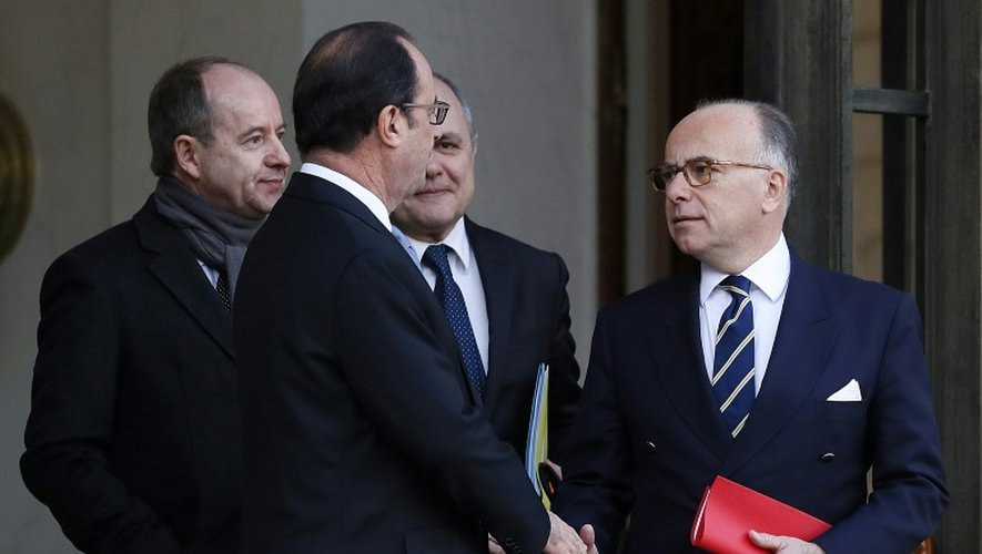 François Hollande et Bernard Cazeneuve à l'issue du conseil des ministres le 10 décembre 2016 à l'Elysée à Paris