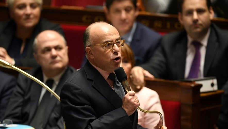 Bernard Cazeneuve lors des questions au gouvernement le 7 décembre 2016 à l'Assemblée nationale à Paris