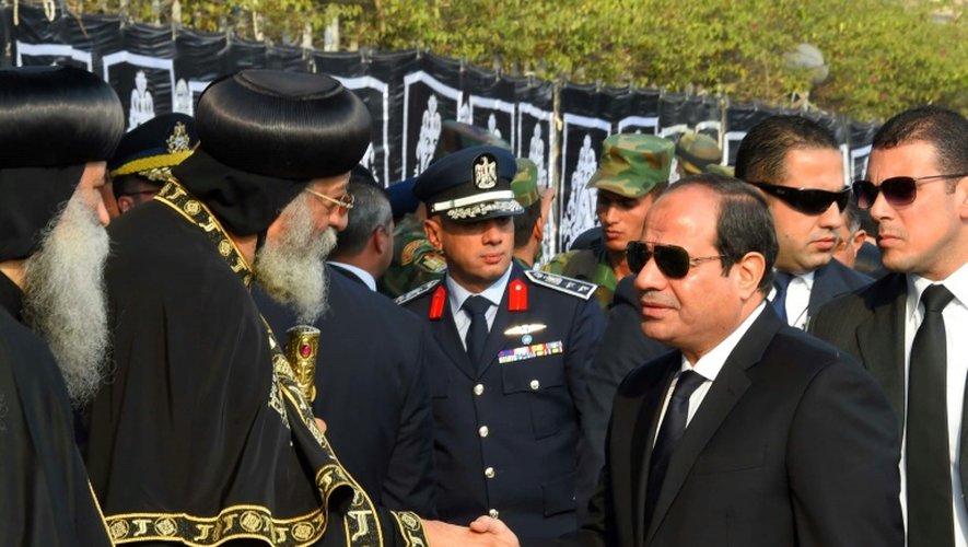 Le président Abdel Fattah al-Sisi présente des condoléances au patriache copte Tawadros II à l'issue des funérailles des victimes de l'attentat commis contre une église, le 12 décembre 2016 au Caire