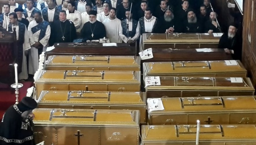 Le 12 décembre 2016, dans le quartier de Nasr City, ecclésiastiques égyptiens lors des funérailles des victimes de l'attentat qui a fait 24 morts dimanche dans l'église Saint-Pierre et Saint-Paul du Caire