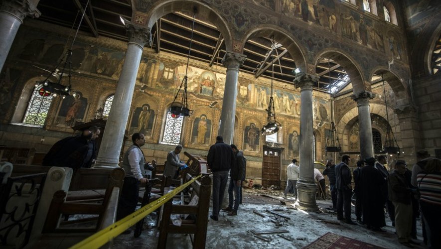 Des forces de sécurité égyptiennes dans l'église copte orthodoxe Saint-Pierre et Saint-Paul, pour inspecter les lieux d'un attentat à la bombe, le 11 décembre 2016 au Caire