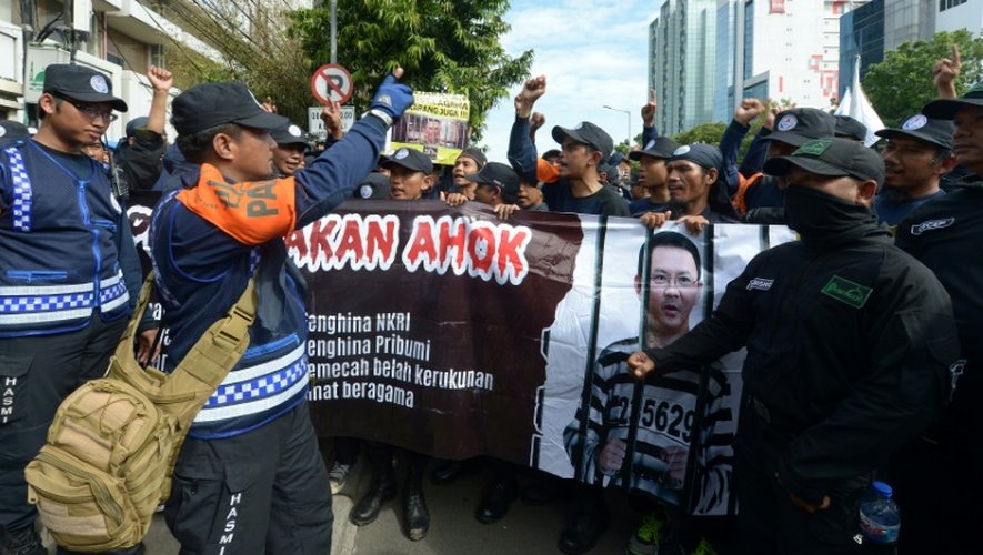 Des musulmans indonésiens manifestent près du tribunal où est jugé pour blasphème le gouverneur chrétien de Jakarta Basuki Tjahaja Purnama, surnommé "Ahok", à Jakarta le 13 décembre 2016
