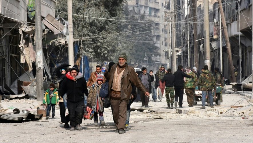Des civils fuient les violences le 12 décembre 2016 Alep
