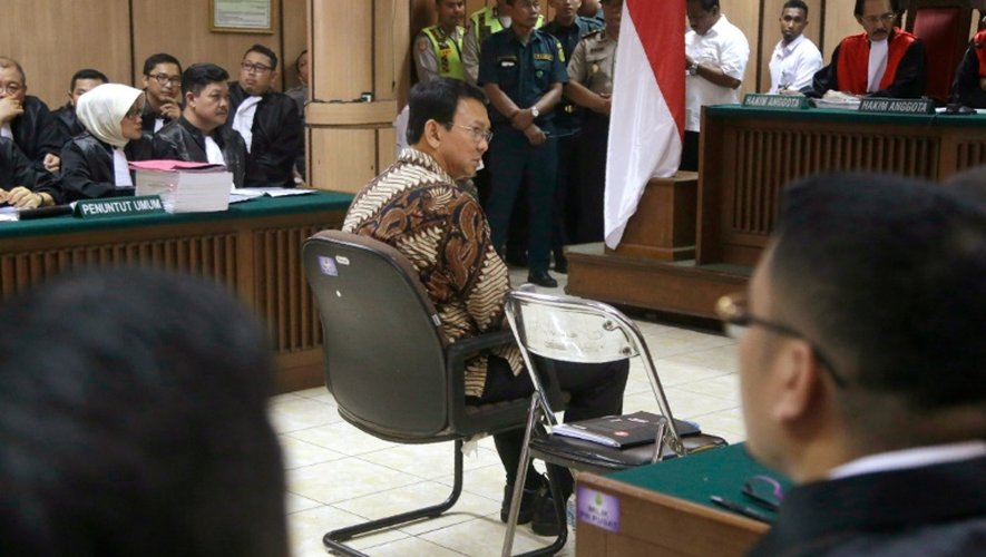 Le gouverneur chrétien Basuki Thahaja Purnama assis face à ses juges au tribunal 13 décembre 2016 à Jakarta