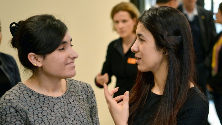 Deux jeunes Yézidies d'Irak, Nadia Murad et Lamia Haji Bachar, lauréates du prix Sakharov du Parlement européen à Stuttgart le 1er décembre 2016