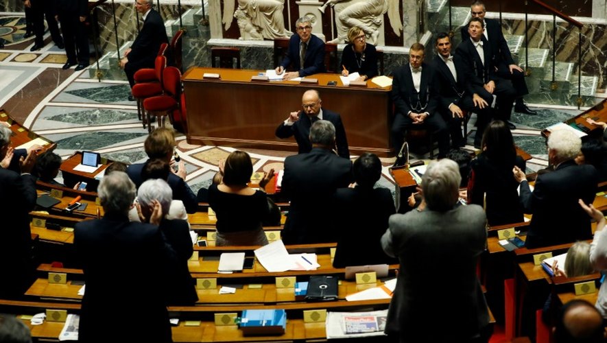 Les députés socialistes applaudissent Bernard Cazeneuve lors de son discours de politique générale, le 13 décembre 2016, à l'Assemblée nationale