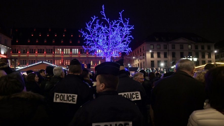 Des policiers patrouillent sur le marché de Noël de Strasbourg, le 25 novembre 2016
