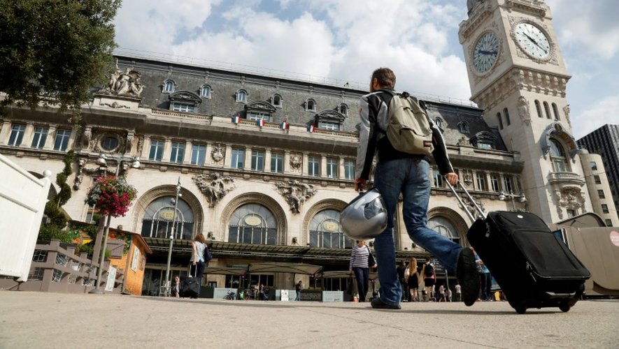 Un homme arrive à la gare de Lyon, à Paris, le 22 juillet 2016