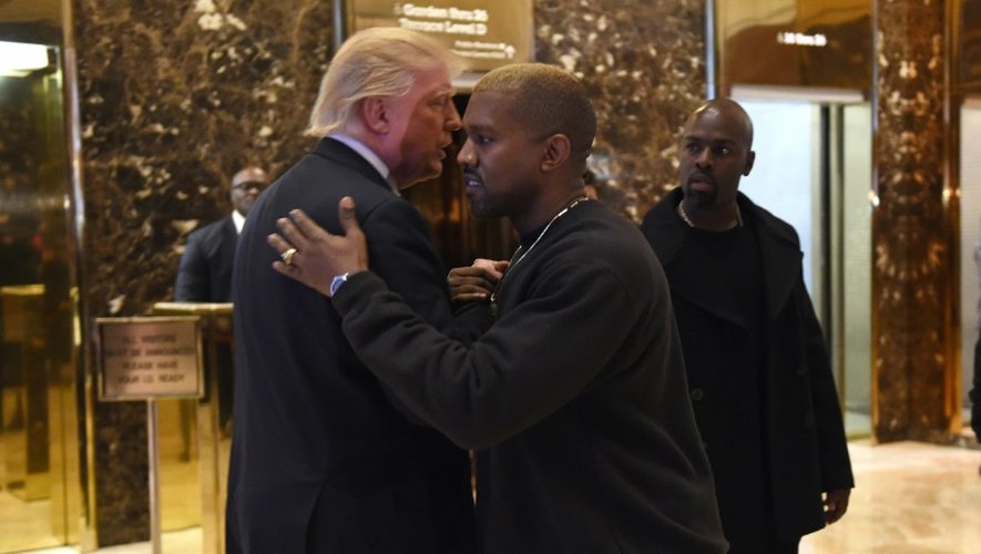 Le rappeur américain Kanye West (d) et le président élu des Etats-Unis Donald Trump, le 13 décembre 2016 à New York