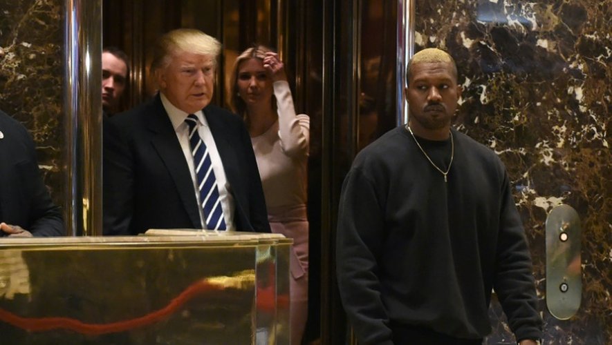 Le rappeur américain Kanye West (d) devant le président élu des Etats-Unis Donald Trump, le 13 décembre 2016 à New York