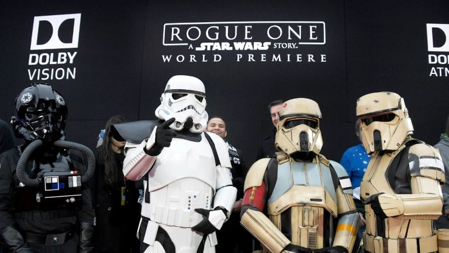 Des Stormtroopers et Dark Vador posent à l'avant-première de "Rogue One: a Star Wars story", le 10 décembre 2016 à Hollywood