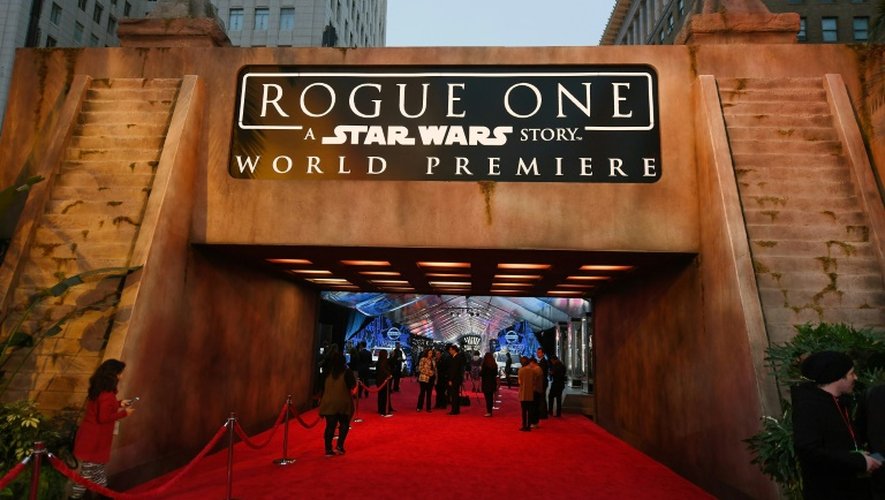Présenté en avant-première samedi à Los Angeles, "Rogue One: a Star Wars story", réalisé par le Britannique Gareth Edwards ("Godzilla"), sort mercredi dans plusieurs pays européens