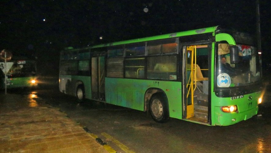 Des bus en attende de  l'évacuation de civils et de rebelles en attente le 14 décembre 2016 à Alep