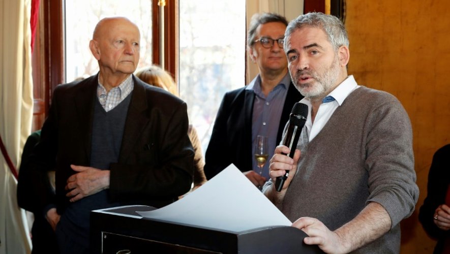 Le réalisateur Stéphane Brizé prononce un discours après avoir reçu le prix Louis-Delluc, le 14 décembre 2016 à Paris