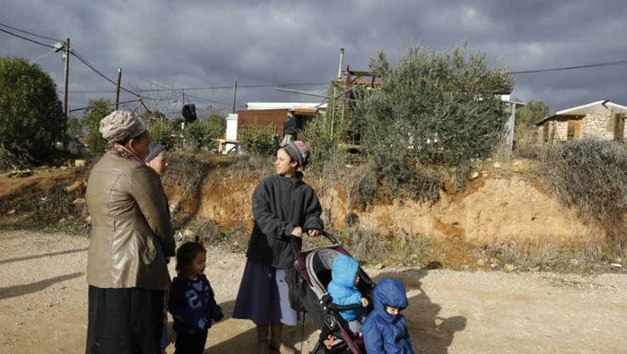 Des habitants de la colonie d'Amona, en Cisjordanie, le 15 décembre 2016