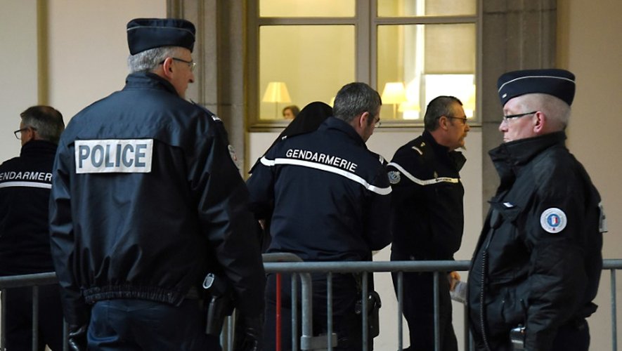 Eric Molcrette à son arrivée le 8 décembre 2016 devant la cour d'assises de Chambéry