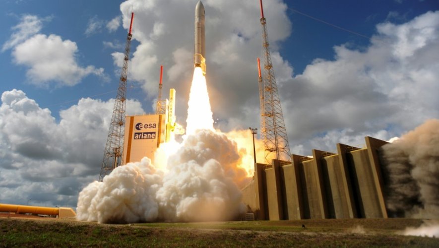 Photo fournie le 17 novembre 2016 par Agence spatiale européenne (ESA) d'une fusée Ariane 5 chargée de 4 satellites Galileo, en train de décoller de Kourou en Guyane française