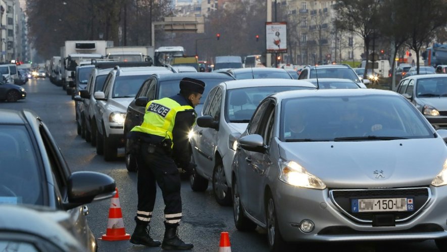 Des automobilistes contrôlés le 9 décembre 2016, jour de circulation alternée, à Paris