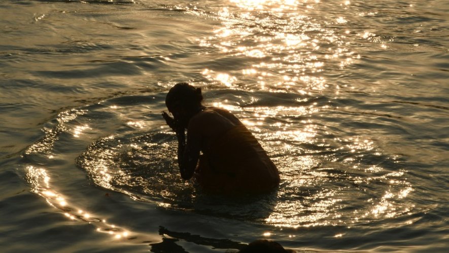 Une femme prie dans les eaux du Gange, à Haridwar le 30 octobre 2016. L'eau stockée dans le sous-sol de la partie supérieure du bassin du fleuve sacré pourrait être épuisée entre 2040 et 2060