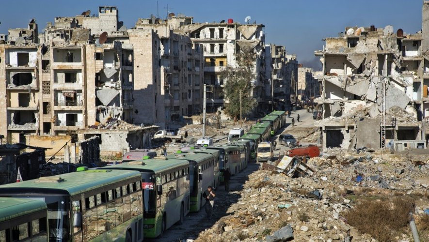 Evacuation en bus des rebelles et de leurs familles, le 15 décembre 2016 à Alep