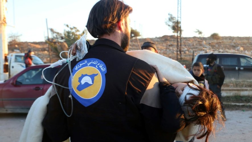 Un blessé évacué d'un quartier rebelle d'Alep est transporté par un membre d'équipe médicale, le 15 décembre 2016