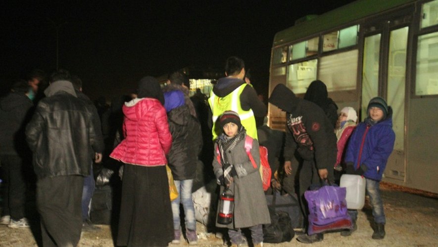 Des civils évacués d'Alep à leur arrivée le 15 décembre 2016 dans la région de Khan al-Aassal à l'ouest de la ville