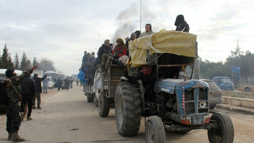 Des évacués des quartiers rebelles d'Alep arrivent en tracteur dans la région de Khan al-Aassal, contrôlée par le gouvernement le 16 décembre 2016