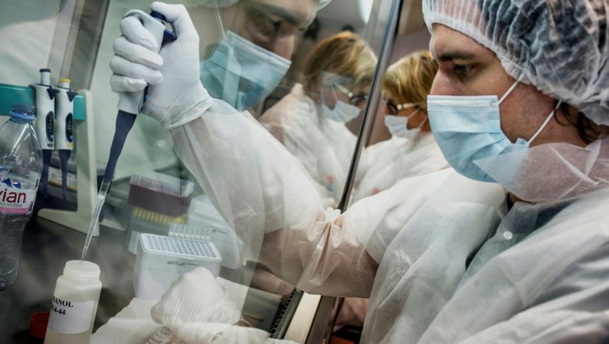 Un technicien de la police technique et scientifique exploite un ADN, le 19 juin 2014 à Ecully (près de Lyon)
