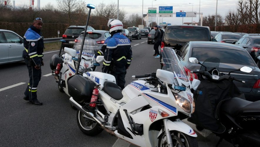 Des VTC en colère bloquent la circulation sur l'A1 près de Paris, le 16 décembre 2016