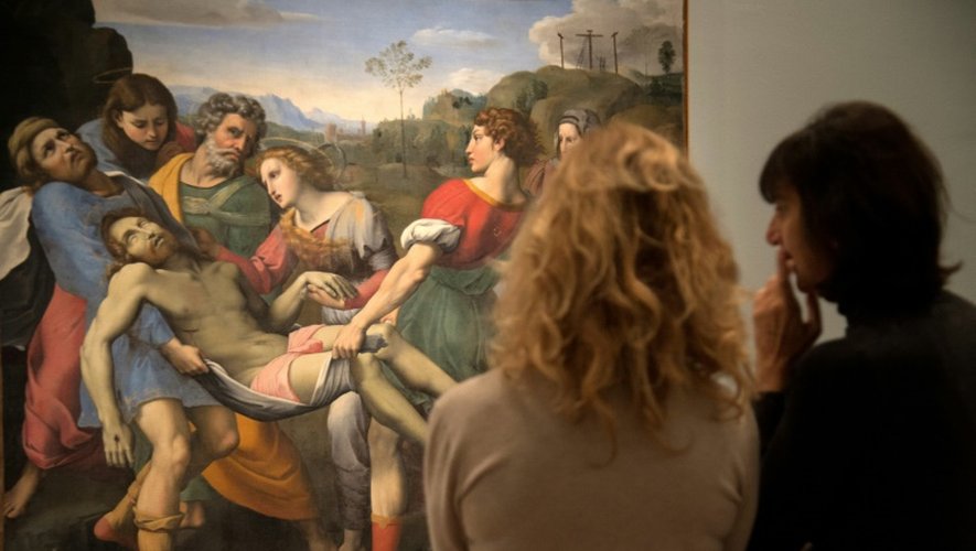 Des visiteuses regardent un tableau de Cavalier d'Arpin, "Le Christ porté au tombeau" (1507) à la Scuderie del Quirinale à Rome le 15 décembre 2016