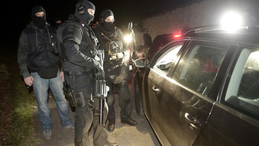 Des membres du Raid et la police judiciaire lors de l'opération franco-espagnole contre ETA le 16 décembre 2016 à Louhossoa, dans les Pyrénées-Atlantiques