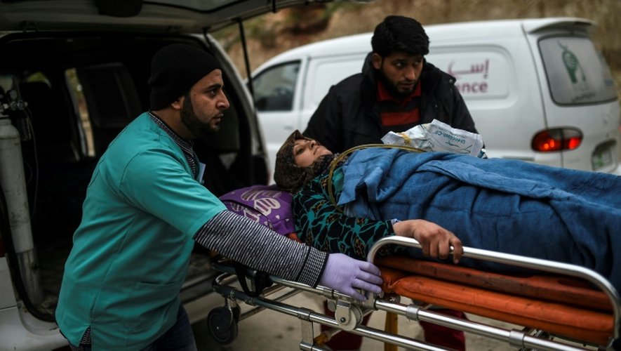Une Syrienne blessée évacuée d'Alep à son arrivée le 16 décembre 2016 à Bab al-Hawa à la frontière de la Syrie et de la Turquie