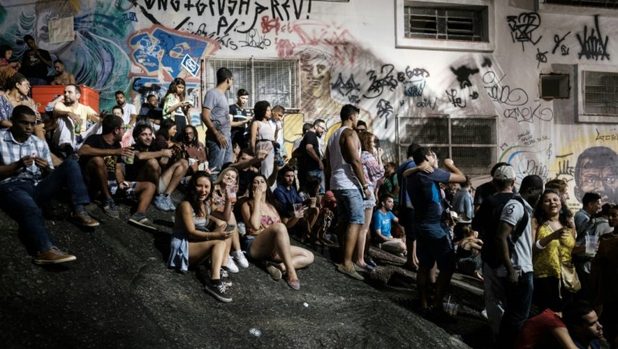 Des gens écoute de la samba à Rio de Janeiro, le 21 novembre 2016