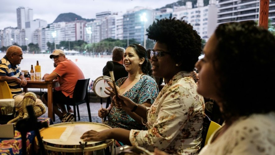 Le groupe féminin de la samba, Moca Prosa, chante sur une plage de Rio de Janeiro, le 24 novembre 2016