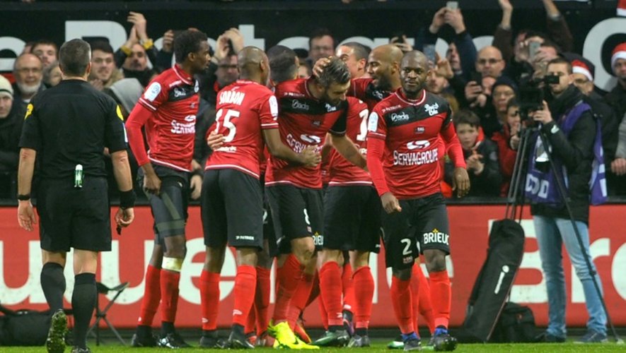 Les joueurs de Guingamp se congratulent après un but contre le PSG, le 17 décembre 2016 au Roudourou