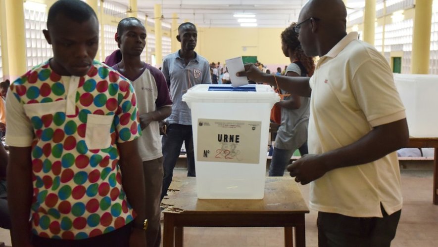 Un électeur dépose son bulletin dans l'urne le 18 décembre 2016 à Abidjan