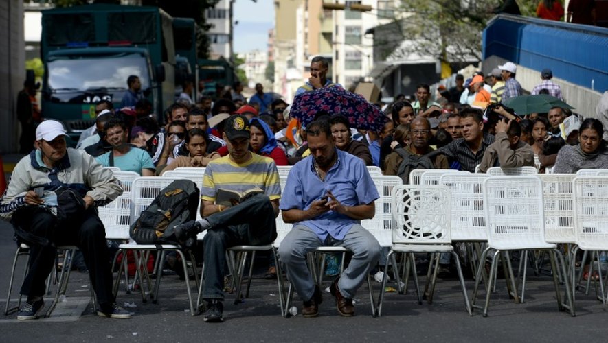 Des Vénézuéliens attendent devant la Banque centrale pour changer leurs billets de 100 bolivars à Caracas, le 17 décembre 2016