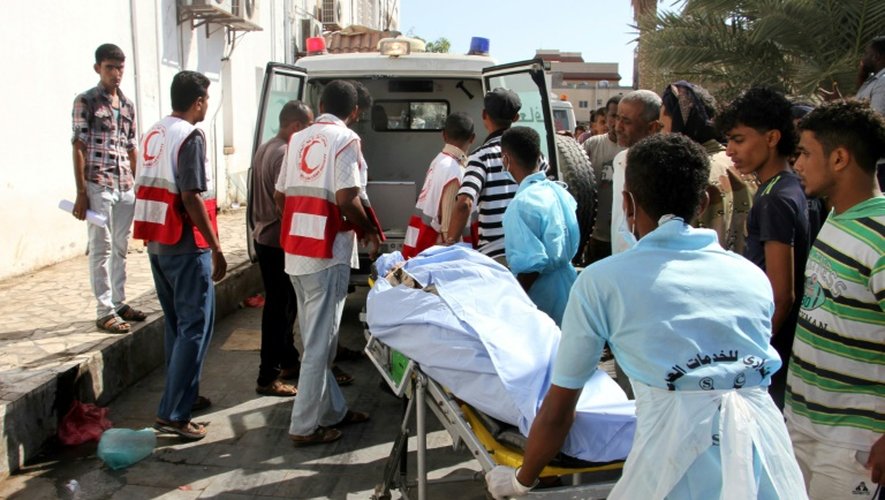 Des médecins yéménites transportent un corps après un attentat à Aden, au Yémen, le 18 décembre 2016