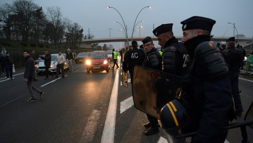 Des policiers déployés le 17 décembre sur l'autoroute menant à Orly, bloquée par des chauffeurs de VTC