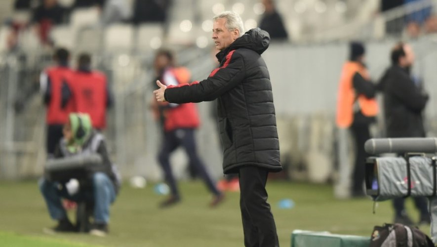 L'entraîneur de Nice Lucien Favre donne des instructons lors du match face à Bordeaux aux Matmut Atantique, le 15 décembre 2016