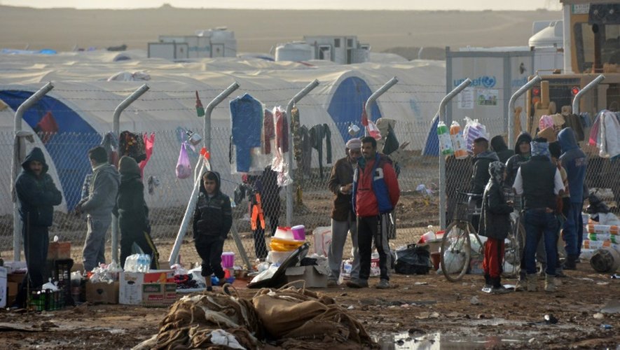 Des Irakiens le 16 décembre 2016 dans le camp de déplacés de Hasancham