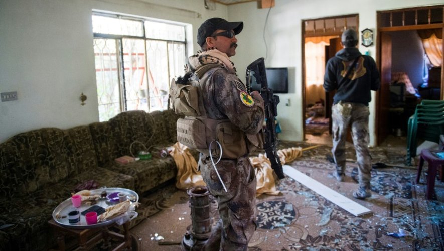 Des soldats des forces spéciales irakiennes lors de la fouille d'une maison le 8 novembre 2016 à Mossoul