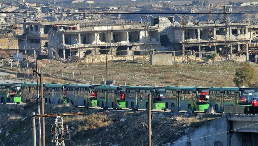 Evacuation de civils et de rebelles en bus le 15 décembre 2016 à Alep