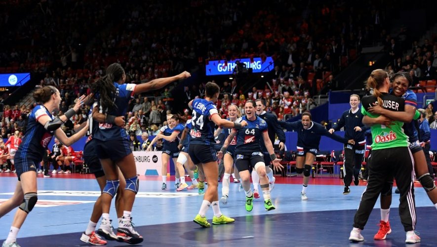 Les Bleues explosent de joie après avoir conquis la médaille de bronze de l'Euro devant le Danemark à Göteborg, le 18 décembre 2016