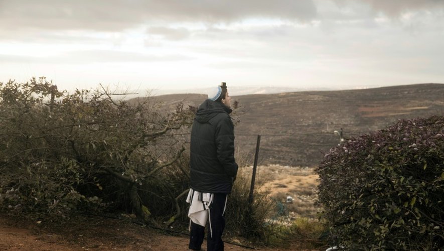 Un jeune colon israélien regarde le paysage à Amona, le 15 décembre 2016