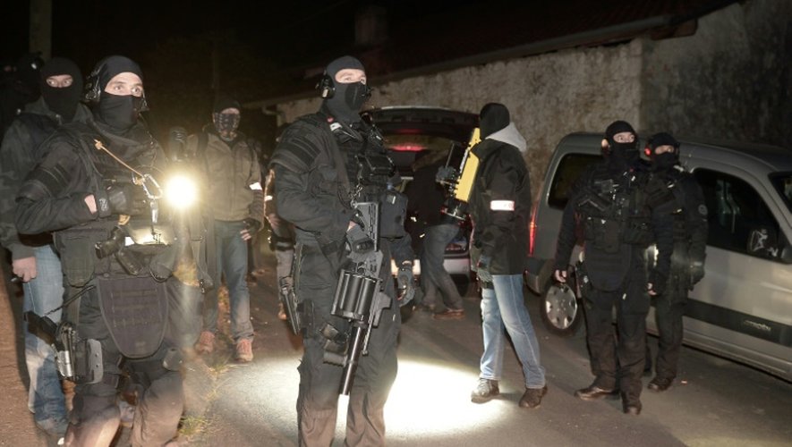 Des policiers du Raid et de la PJ sécurisent les lieux après une opération anti-terroriste visant une cache d'armes présumée de l'ETA, le 16 décembre 2016 à Louhossoa (Pyrénées-Orientales)