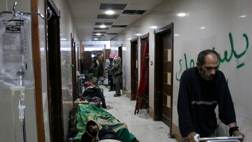 Des Syriens blessés allongés à même le sol le 18 décembre 2016 dans le seul hôpital d'Alep-est