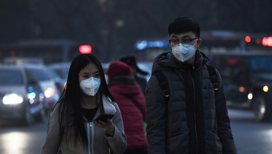 Des piétons équipés de masques pour se protéger de la pollution le 19 décembre 2016 à Pékin