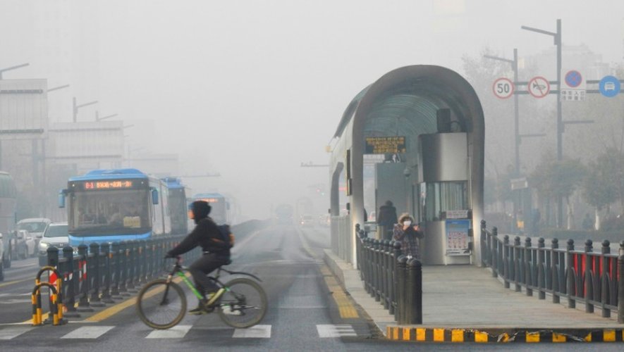 La ville de Lianyungang noyée sous un brouillard de pollution le 19 décembre 2016 dans la province du Jiangsu en Chine