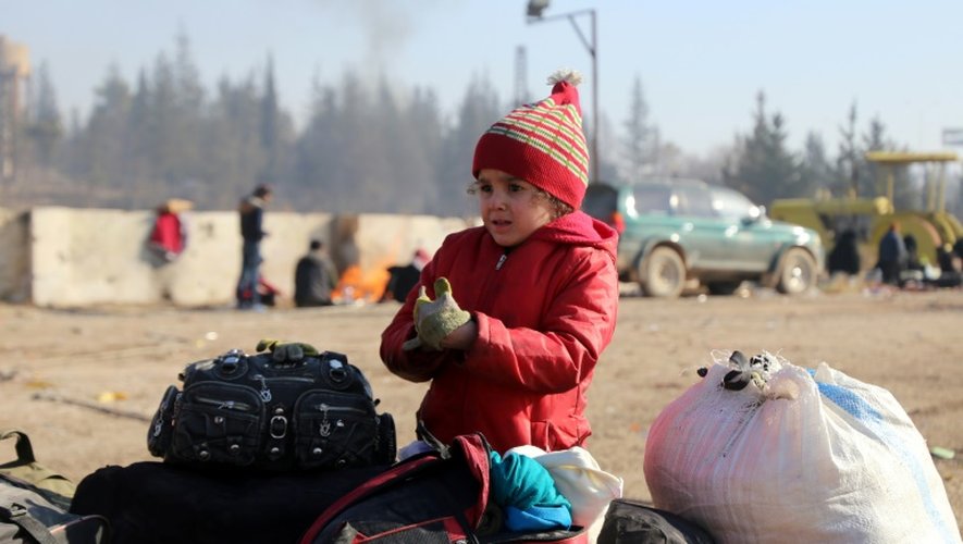 Des Syriens évacués des zones rebelles d'Alep arrivent dans la région de Khan al-Assal, le 19 décembre 2016